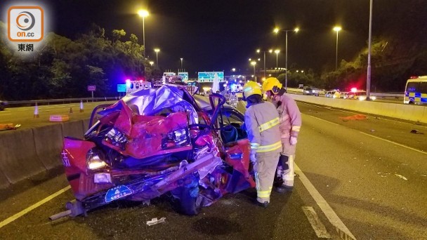 鄭州旅游大巴與出租車相撞5人死亡包括2名司機http://www.sithome.net/